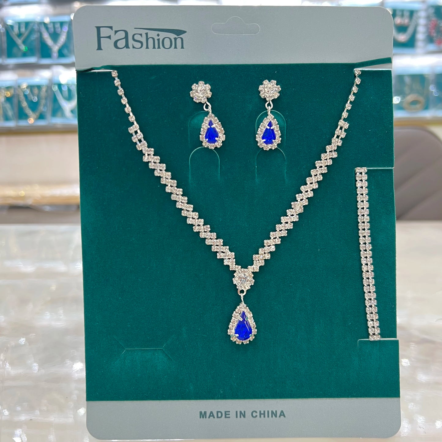 4-piece fashionable women's jewelry set with claw chains, rhinestones, necklaces, earrings, bracelets, gorgeous jewelry accessor