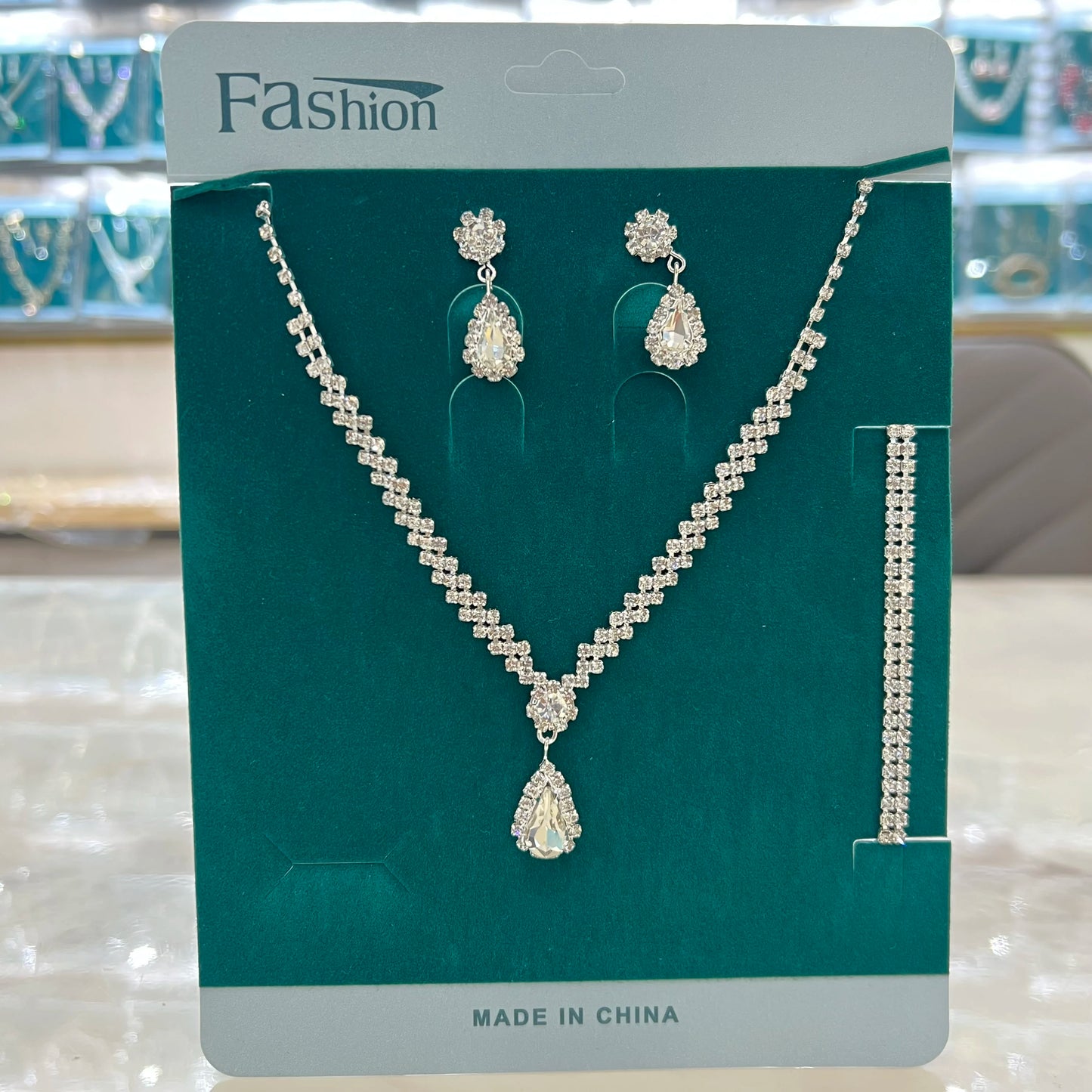 4-piece fashionable women's jewelry set with claw chains, rhinestones, necklaces, earrings, bracelets, gorgeous jewelry accessor